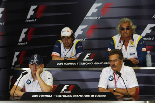 Слева направо: первый ряд - Роберт Кубица и Марио Тайссен, второй ряд - Фернандо Алонсо и Флавио Бриаторе