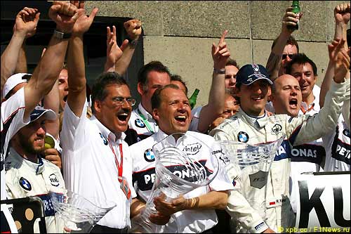 Ник Хайдфельд, Роберт Кубица и персонал BMW Sauber после победного дубля в Канаде