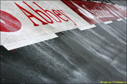 Сильверстоун'07. Дождь размывает краску с плакатов