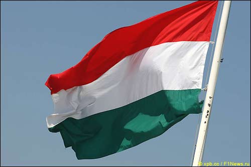 Хунгароринг. Четверг. Флаг Венгрии на фоне безоблачного неба...