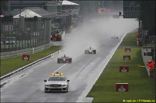 Старт гонки GP2 за машиной безопасности