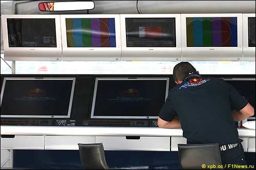 Бахрейн. Инженер Red Bull Racing на командном постике