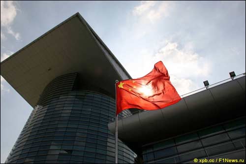 Флаг Китая над паддоком Гран При