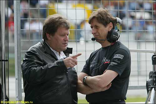 Глава Mercedes Motorsport Норберт Хауг и Марио Илиен (справа), 2002 год
