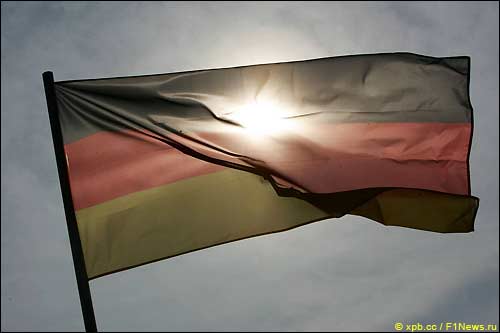 Флаг Германии над трассой