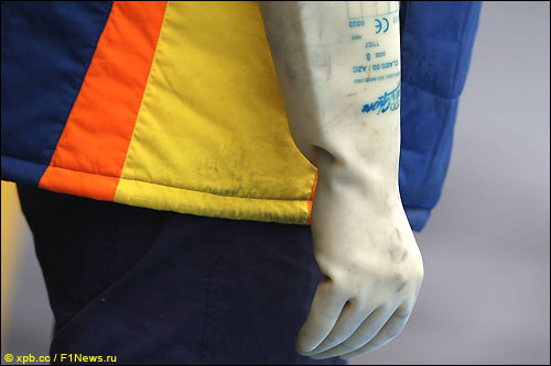 Резиновые перчатки у механика Renault