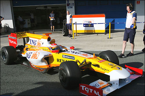 Команда Renault на тестах в Хересе