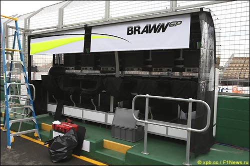 Командный мостик Brawn GP еред началом уик-энда