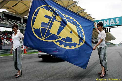 Флаг FIA на стартовом поле...