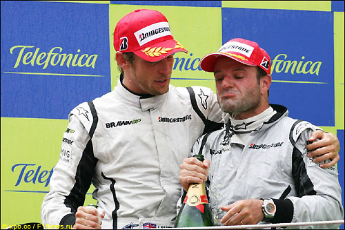Рубенс Баррикелло (справа) и Дженсон Баттон на подиуме Гран При Испании