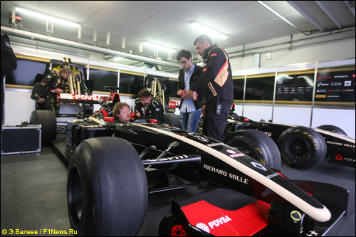 Коллеги проходят инструктаж в машине Формулы 1