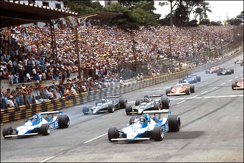 Жак Лаффит и Патрик Депайе (оба на Ligier JS11 Ford) лидируют на старте, за ними Карлос Ройтеман и Марио Андретти (оба на Lotus 79 Ford)...