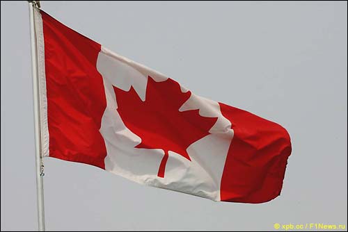 Флаг Канады над трассой в Монреале