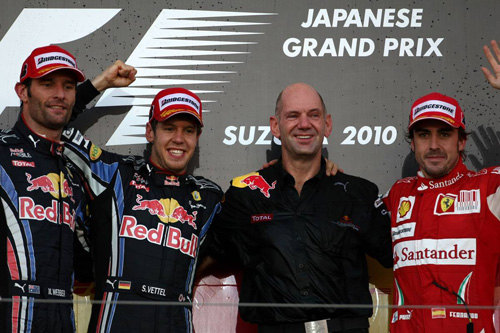 Слева направо: Марк Уэббер, Себастьян Феттель, Эдриан Ньюи (гл. конструктор Red Bull Racing), Фернандо Алонсо