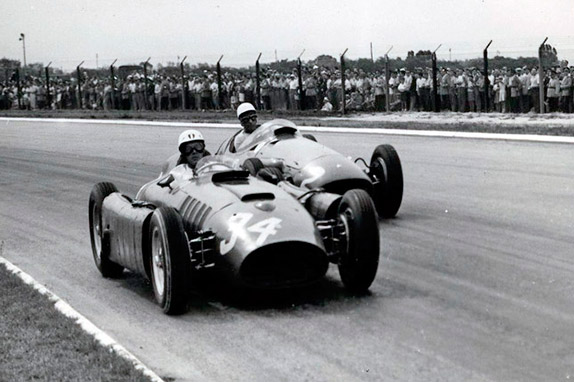 Хуан-Мануэль Фанхио опережает Стирлинга Мосса на Гран При Аргентины 1956 года
