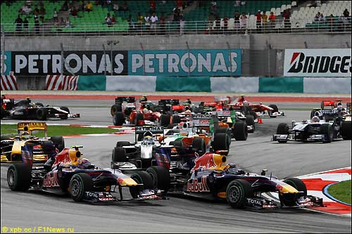 Старт Гран При Малайзии: Феттель выходит в лидеры