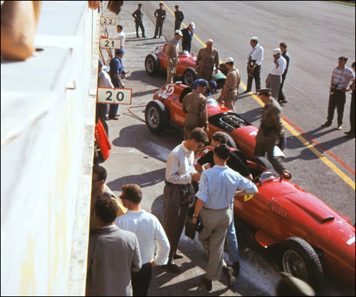 Машины Ferrari на пит-лейн в Монце, 1957 год