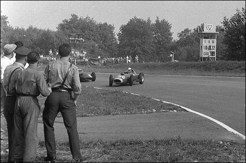 Ferrari Вольфганга фон Трипса заносит в одном из поворотов