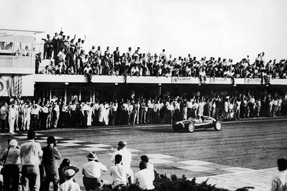 Стирлинг Мосс выигрывает Гран При Аргентины 1958 года