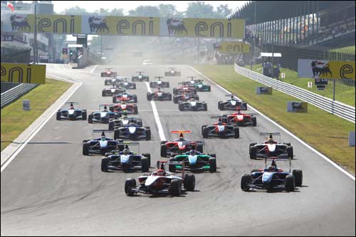 Александер Росси лидирует на старте воскресной гонки GP3 в Венгрии