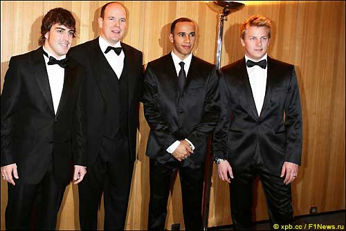 Самые высокооплачиваемые гонщики: Фернандо Алонсо, Льюис Хэмилтон и Кими Райкконен. Второй слева - Принц Альбер