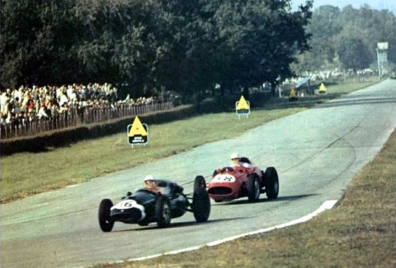 Оливье Жендебьен на Ferrari преследует Мориса Трентиньяна на Cooper-Climax
