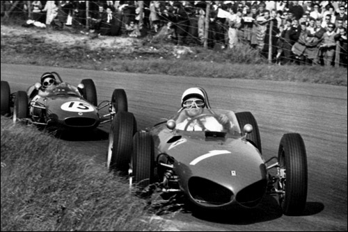 Фил Хилл (впереди) и Джим Кларк сражаются за вторую позицию на Гран При Нидерландов 1961 года