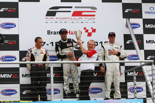 Джонатан Палмер вручает награды призёрам гонки Формулы 2