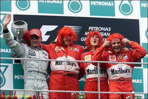 Дэвид Култхард, Росс Браун, Михаэль Шумахер и Рубенс Баррикелло на подиуме Гран При Малайзии 2000 года