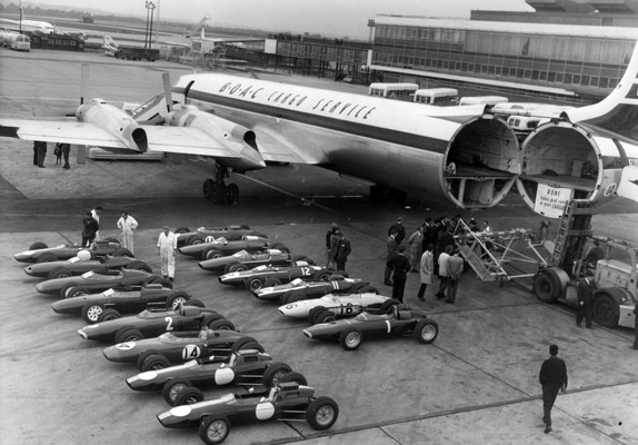 За неделю до Гран При США 1963 года. 19 машин готовят к погрузке в самолёт, который доставит их из Лондона в Нью-Йорк