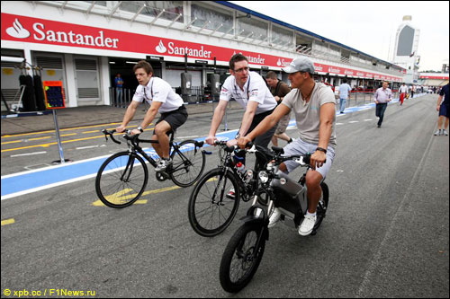 Михаэль Шумахер на велосипеде осматривает трассу