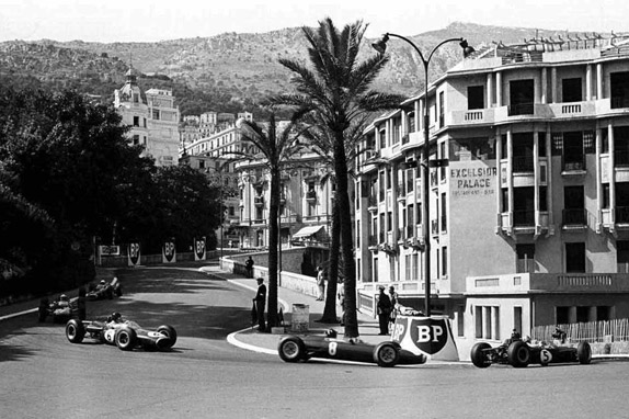 Джек Брэбэм, Грэм Хилл и Дэн Гёрни на Гран При Монако 1964 года