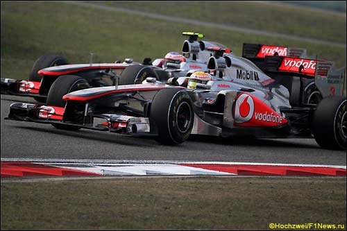 Гонщики McLaren ведут борьбу на трассе Гран При Китая