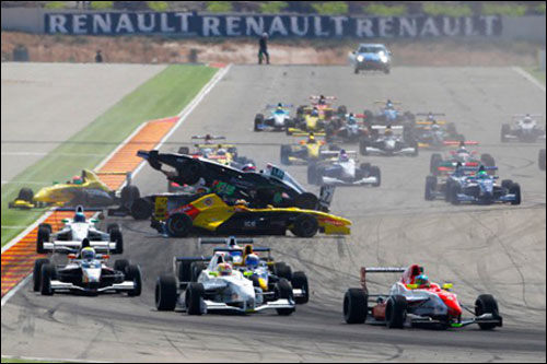 Авария на старте гонки Формулы Renault 2.0 в Арагоне