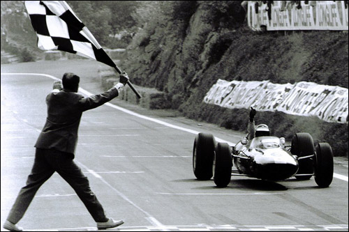 Джим Кларк выигрывает гонку в Клермон-Ферран