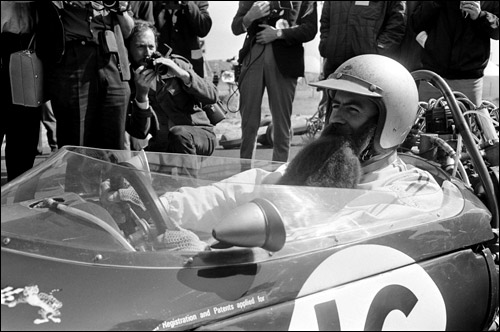 Джек Брэбэм с накладной бородой на старте Гран При Нидерландов