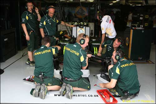 Механики Team Lotus за работой