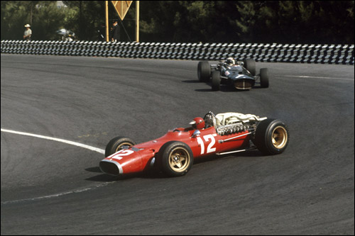 Джонатан Уильямс на Ferrari 312 ведёт борьбу с Джеки Стюартом на BRM