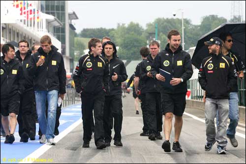 Гонщики Lotus Renault и инженеры команды