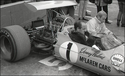 Денни Халм перед началом тренировок на Гран При Канады 1968 года