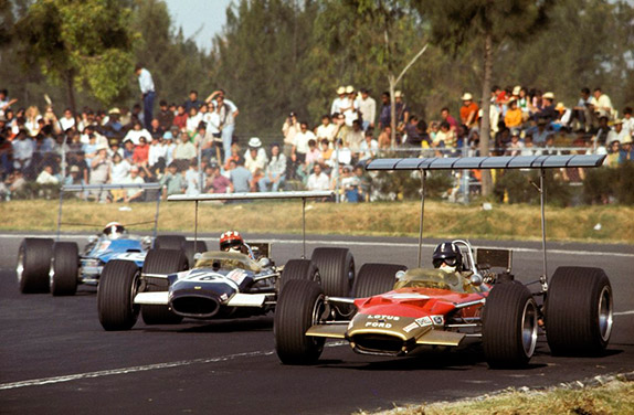Джеки Стюарт, Йо Зифферт и Грэм Хилл сражаются за лидерство на Гран При Мексики 1968 года