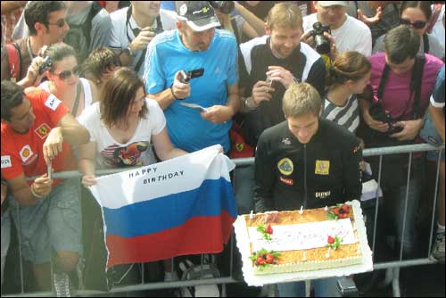 Виталий Петров получает праздничный торт
