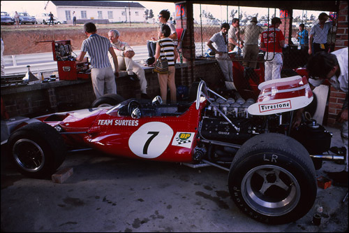 Джон Сёртиз на McLaren M7C собственной команды на Гран При ЮАР 1970 года
