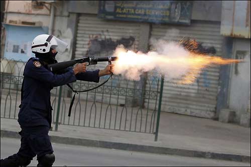Бахрейнская полиция применяет против демонстрантов жесткие меры