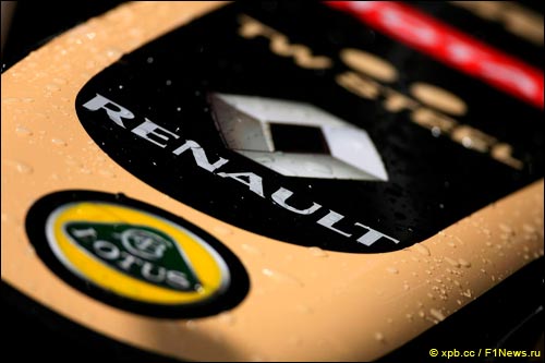 Логотип Renault на машине Lotus F1 Team
