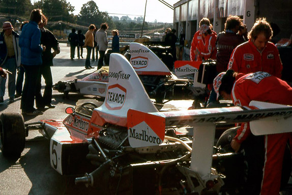 Боксы команды McLaren на Гран При Канады 1974 года