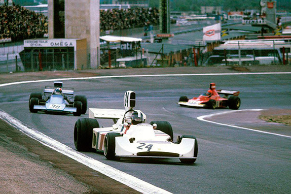 Ники Лауда (справа) догоняет Криса Эймона и Джеймса Ханта на круг, Гран При Испании 1974 года