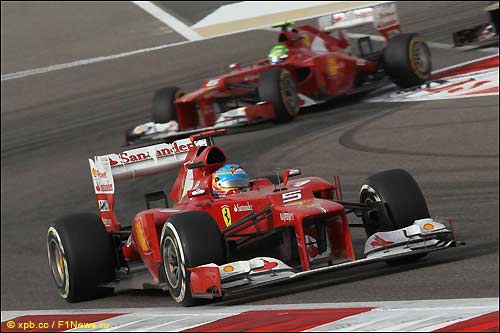Машины Ferrari F2012 на трассе Гран При Бахрейна