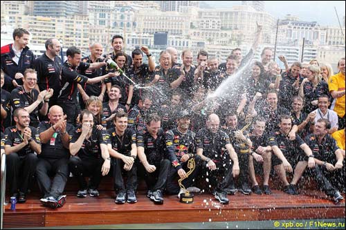 Команда Red Bull Racing празднует победу Марка Уэббера в Монако