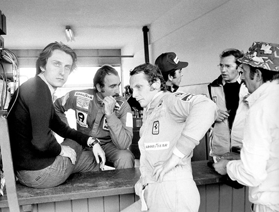 Лука ди Монтедземоло, Клей Регаццони и Ники Лауда в боксах Ferrari на Гран При Аргентины 1975 года